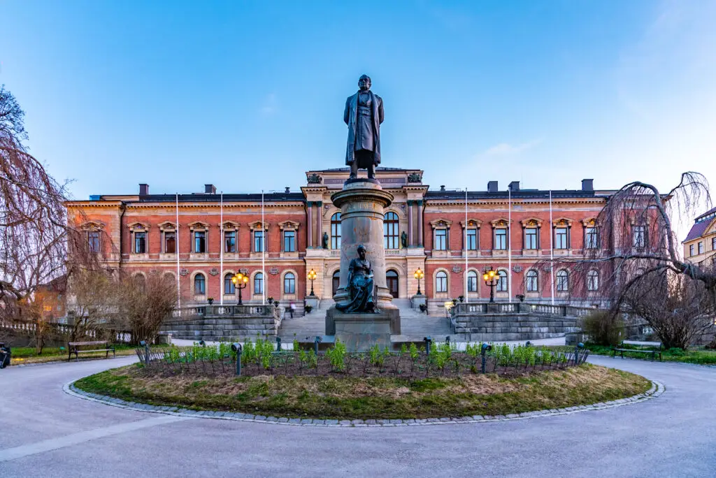 Sunset view of the Statue of Erik Gustaf Geijer at Uppsala University, a key historical site in Sweden, perfect for cultural tours.